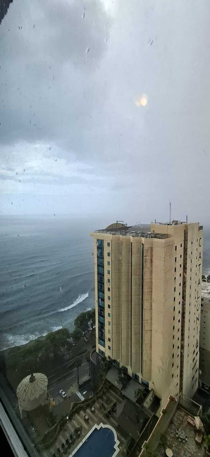 🏙️ ¡La mejor vista de todo Santo Domingo es tuya! 🔥 Apartamento exclusivo en Malecón Center – Piso 26 🌊 Vista directa al mar, por encima del hotel. Solo 3 unidades en todo el edificio la tienen.