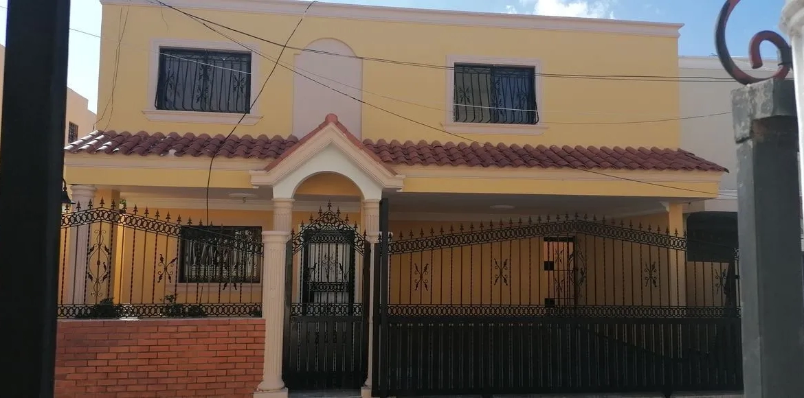 casa en venta en Cabirma del Este Santo Domingo Este cerca de supermercado Bravo