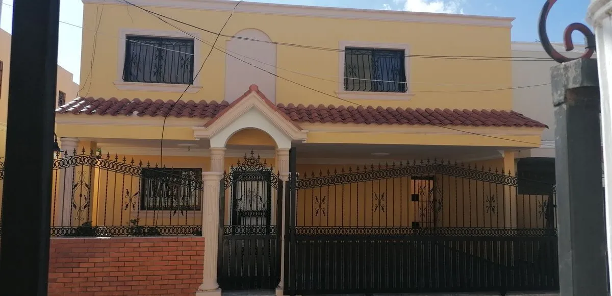 casa en venta en Cabirma del Este Santo Domingo Este cerca de supermercado Bravo