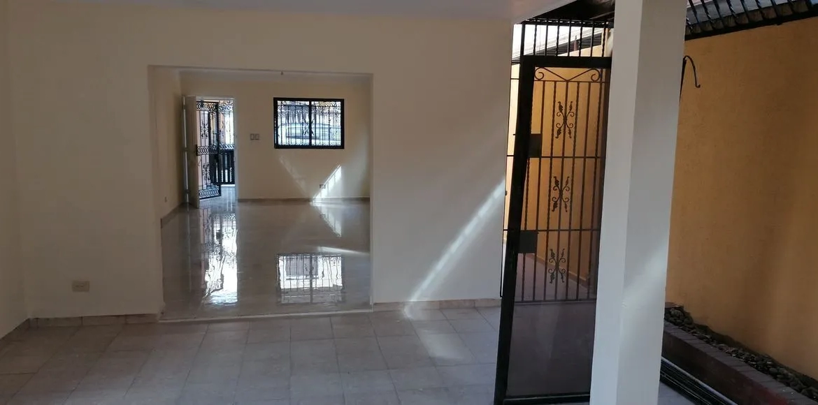 casa en venta en Cabirma del Este Santo Domingo Este cerca de supermercado Bravo