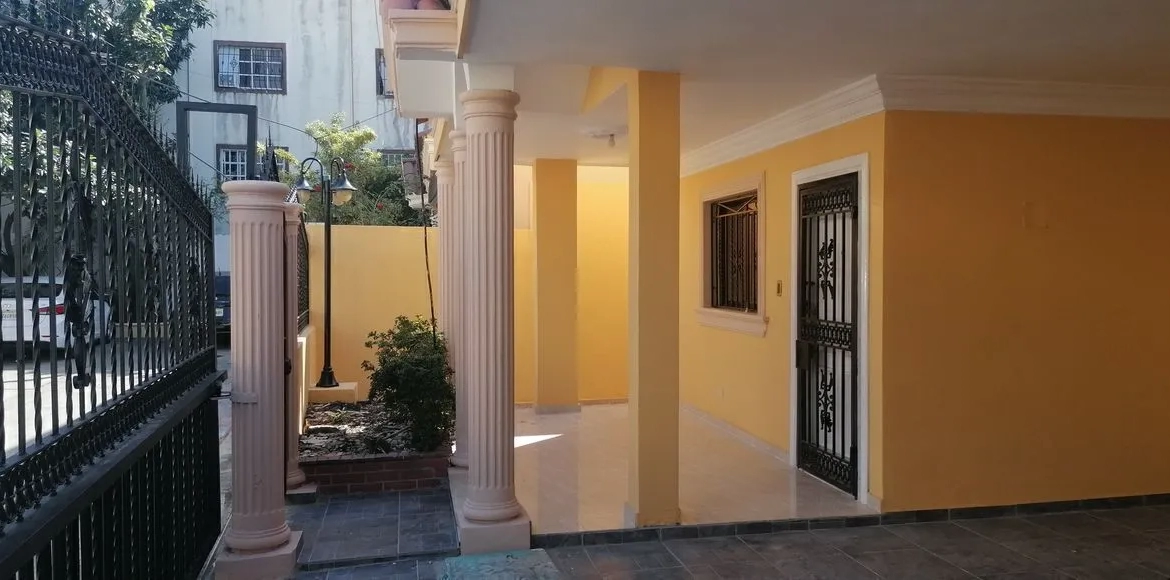 casa en venta en Cabirma del Este Santo Domingo Este cerca de supermercado Bravo