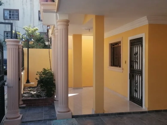 casa en venta en Cabirma del Este Santo Domingo Este cerca de supermercado Bravo