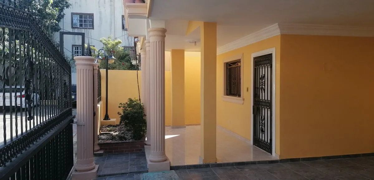 casa en venta en Cabirma del Este Santo Domingo Este cerca de supermercado Bravo
