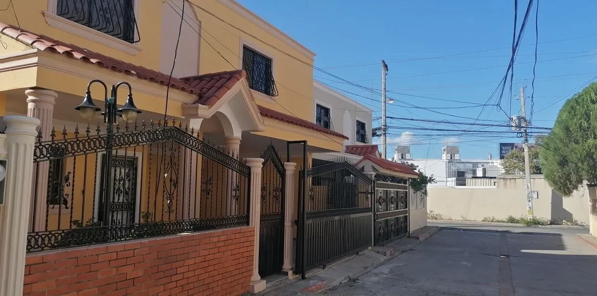 casa en venta en Cabirma del Este Santo Domingo Este cerca de supermercado Bravo