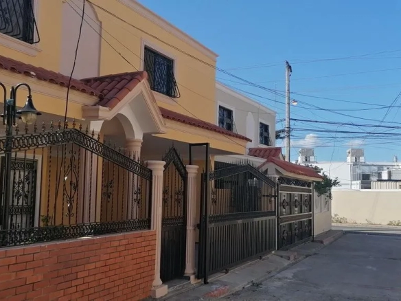 casa en venta en Cabirma del Este Santo Domingo Este cerca de supermercado Bravo