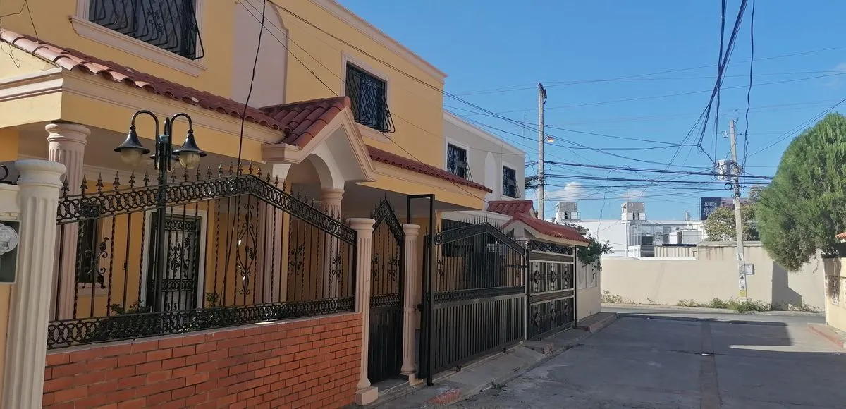 casa en venta en Cabirma del Este Santo Domingo Este cerca de supermercado Bravo