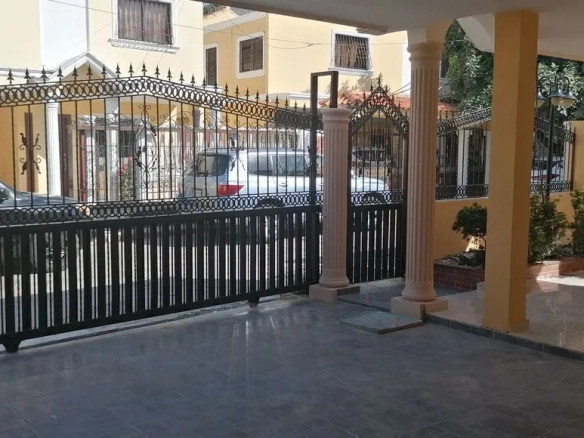 casa en venta en Cabirma del Este Santo Domingo Este cerca de supermercado Bravo