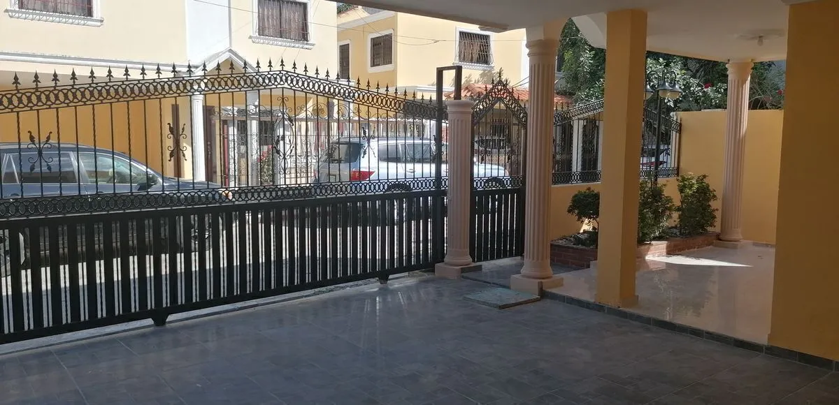 casa en venta en Cabirma del Este Santo Domingo Este cerca de supermercado Bravo