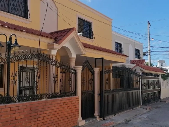 casa en venta en Cabirma del Este Santo Domingo Este cerca de supermercado Bravo