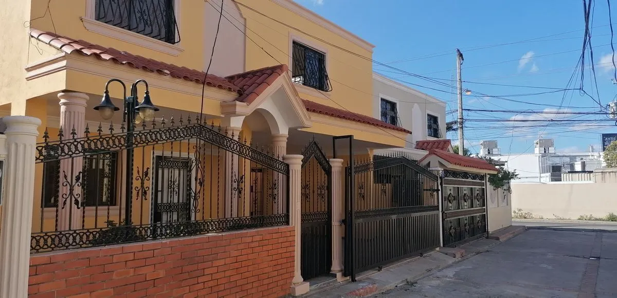 casa en venta en Cabirma del Este Santo Domingo Este cerca de supermercado Bravo